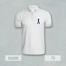 Camiseta branca com Laço Novembro Azul aplicado no peito.