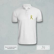 Camiseta branca com o Laço Setembro Amarelo bordado no peito.