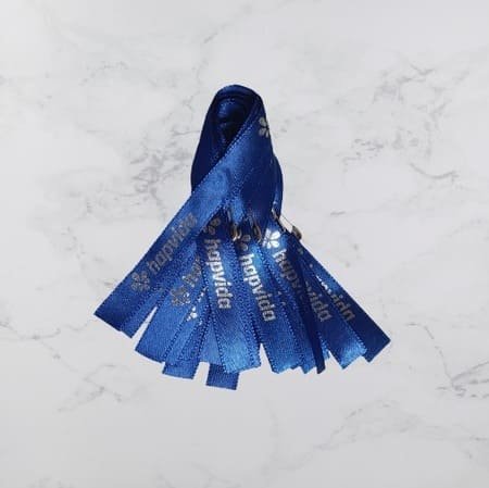 Laço Novembro Azul Hapvida com alfinete de lapela para conscientização sobre o câncer de próstata