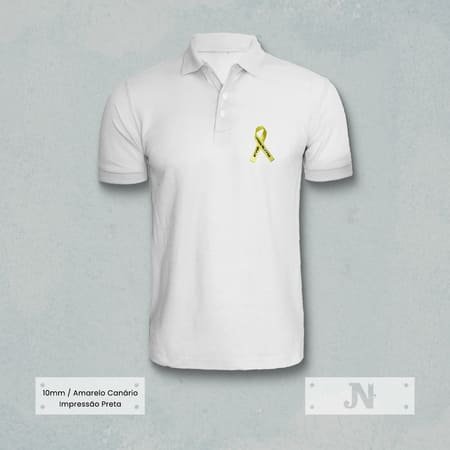 Camisa polo branca com bordado de laço setembro amarelo, representando a campanha de prevenção ao suicídio.